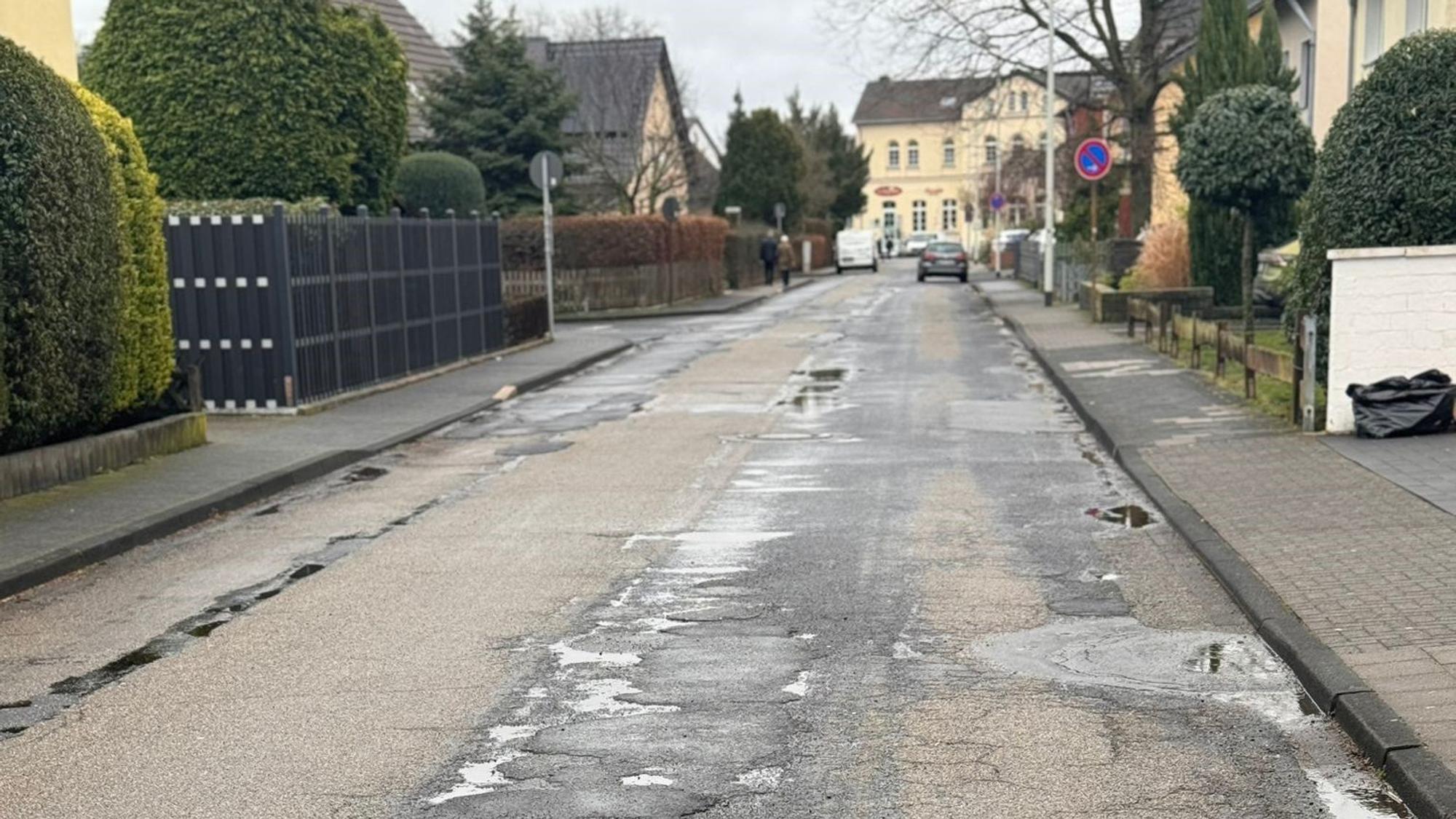 Das Bild zeigt die marode Schützenstraße in Weilerswist.
