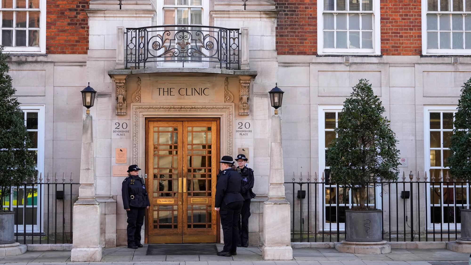 Polizisten stehen vor dem Eingang der London Clinic.