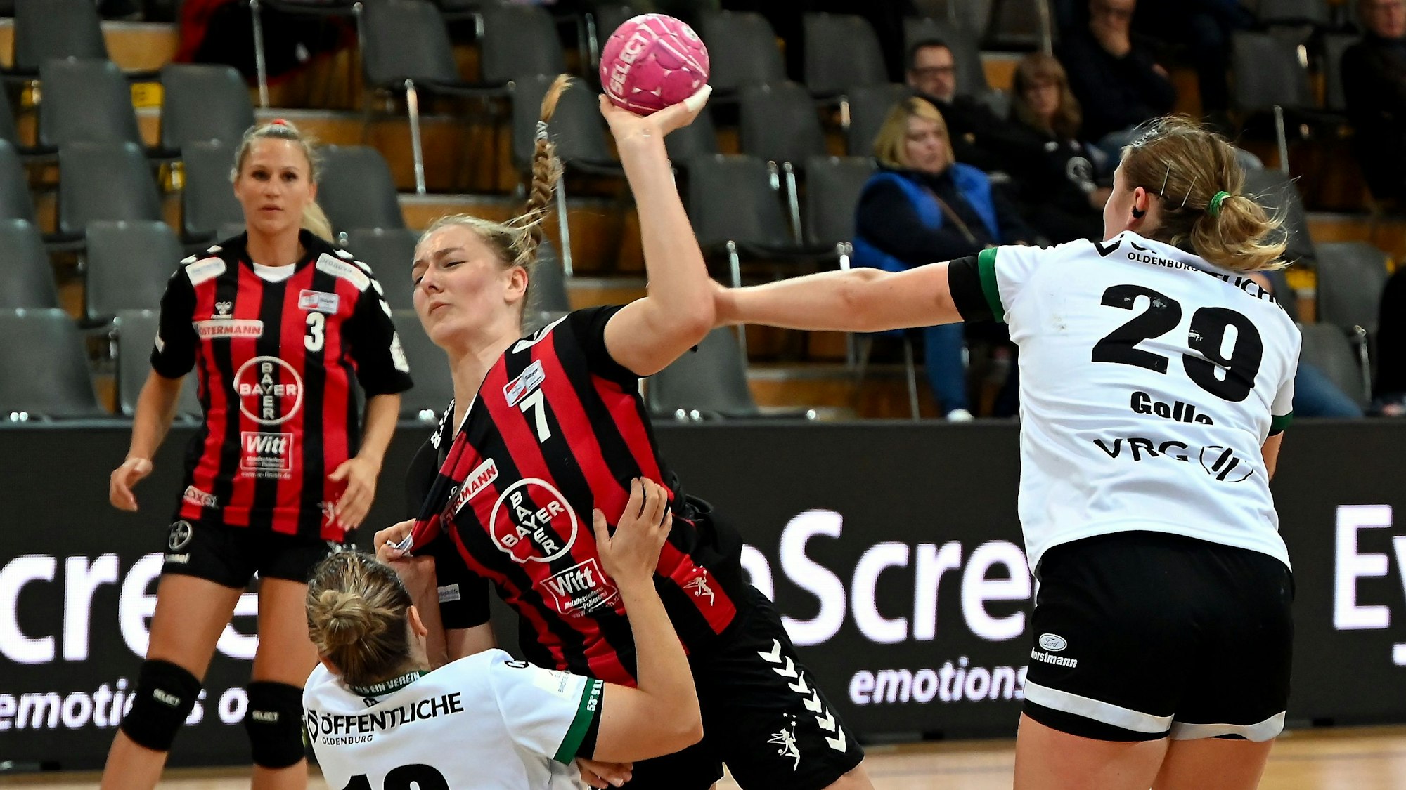 18.09.2022, Handball-Bayer Leverkusen-VFL Oldenburg
am Ball: Viola Leuchter (Bayer)
Foto: Uli Herhaus