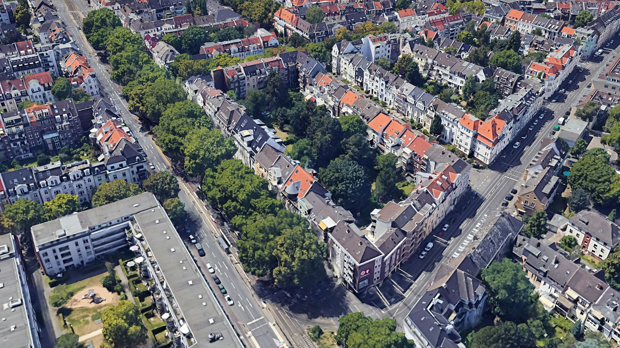 Der Ehrenfeldgürtel (links im Bild) und die Nußbaumer Straße (rechts) auf einer 3D-Ansicht, die aus Google Earth generiert wurde. Foto: Google Earth/Image Landssat/Copernicus
