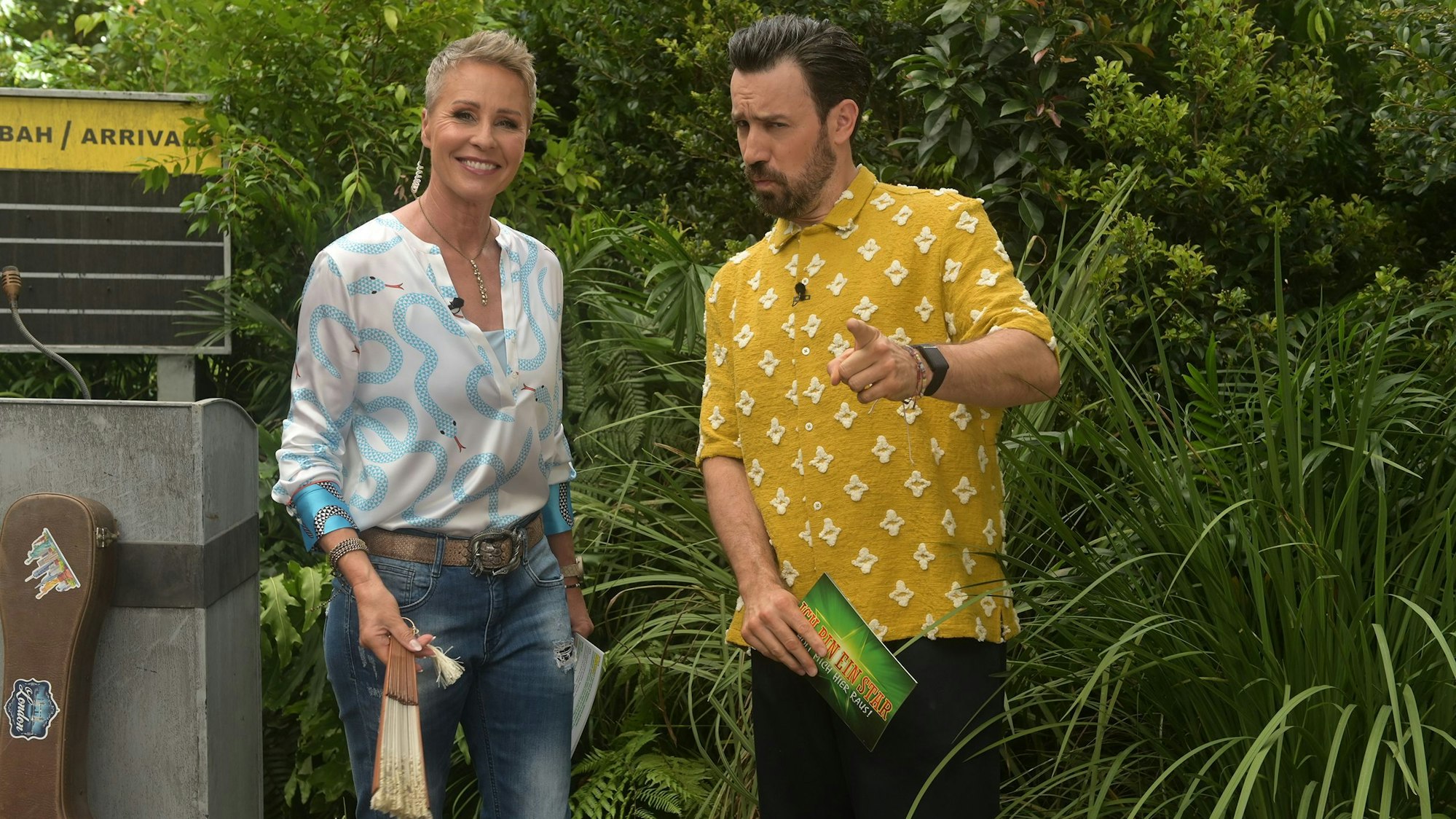 Die Moderatoren Sonja Zietlow und Jan Köppen präsentieren die erste Dschungelprüfung.