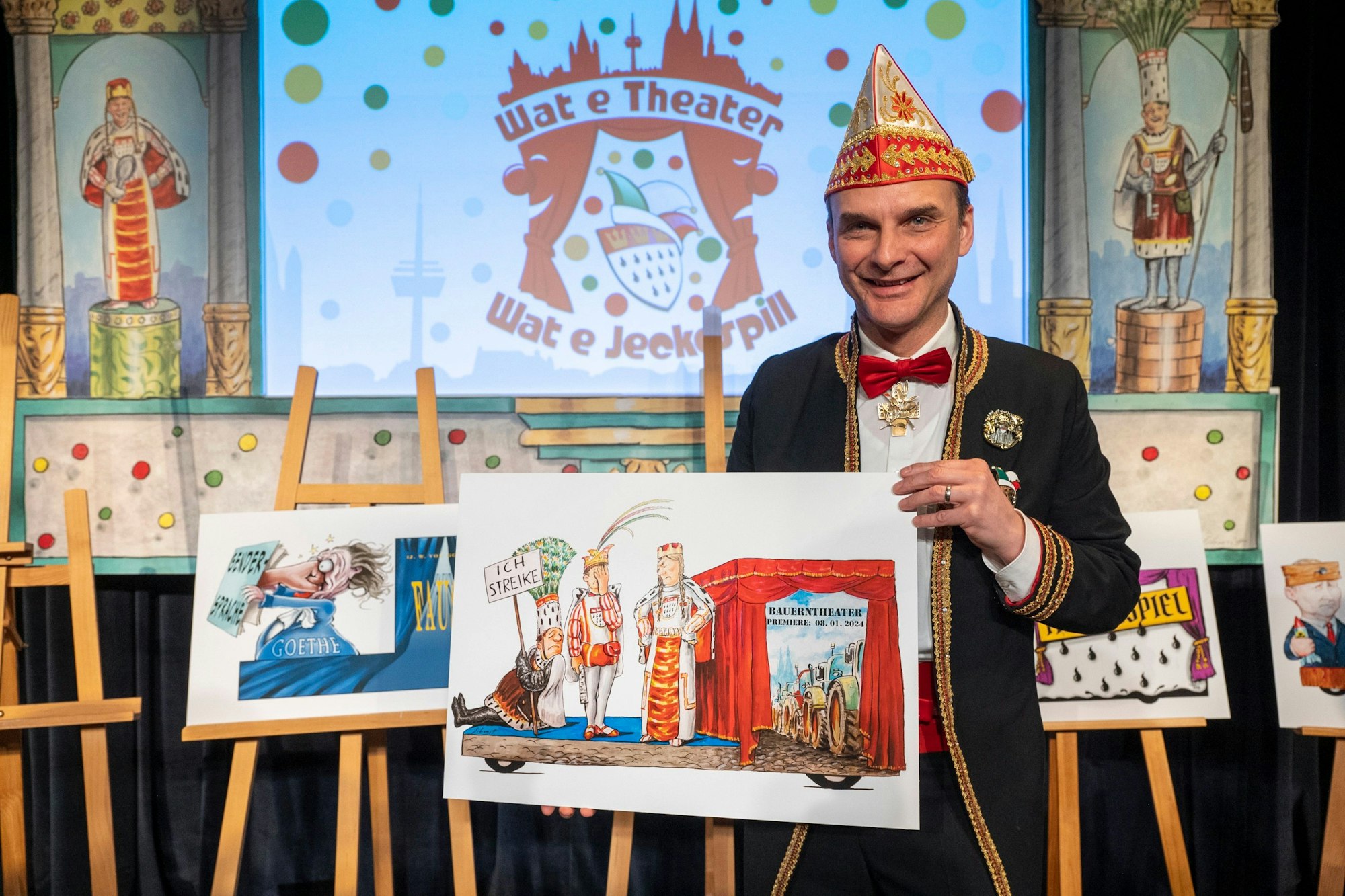 Zugleiter Holger Kirsch hält die Skizze eines Persiflagewagens.