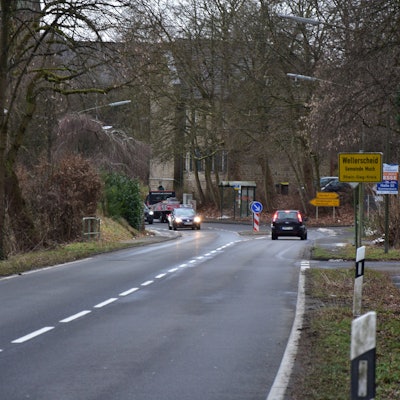 Eine Straße mit dem Ortseingangsschild Wellerscheid