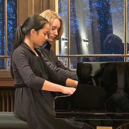 Johannes von Reuß (14, hier mit Isabelle Nguyen) ist ein großes Klaviertalent. Er komponiert auch eigene elektronische Musik.