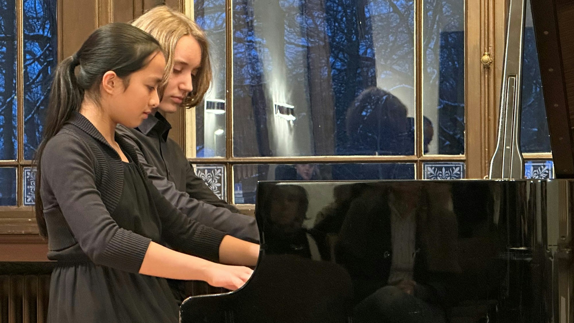 Johannes von Reuß (14, hier mit Isabelle Nguyen) ist ein großes Klaviertalent. Er komponiert auch eigene elektronische Musik.