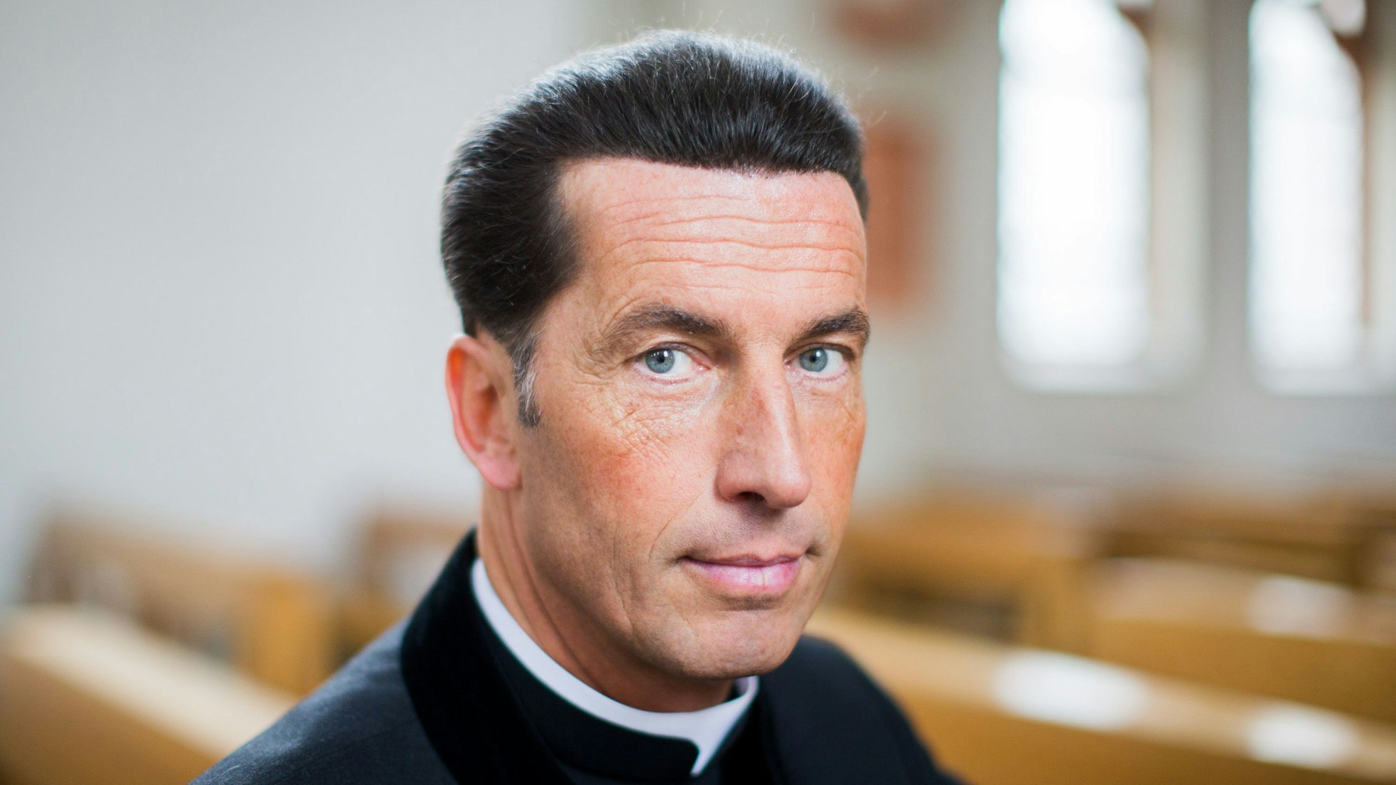 Ehemahliger Bad Godesberger Pfarrer und Bonner Stadtdechant Wolfgang Picken sitzt in einer Kirche in Bonn.