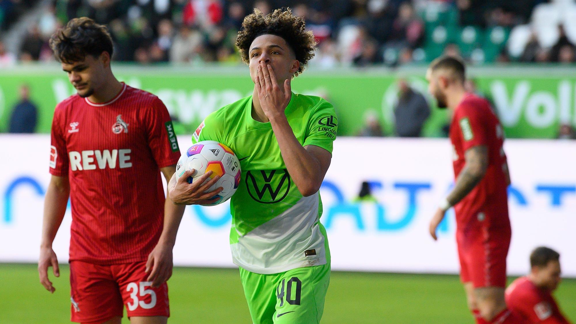 Wolfsburgs Kevin Paredes (2.v.l.) jubelt nach seinem Ausgleichstor zum 1:1 neben Kölns Max Finkgräfe.