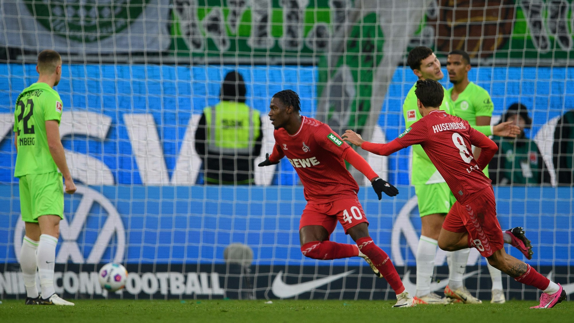 Kölns Faride Alidou (2.v.l.) jubelt nach seinem Tor zum 0:1.