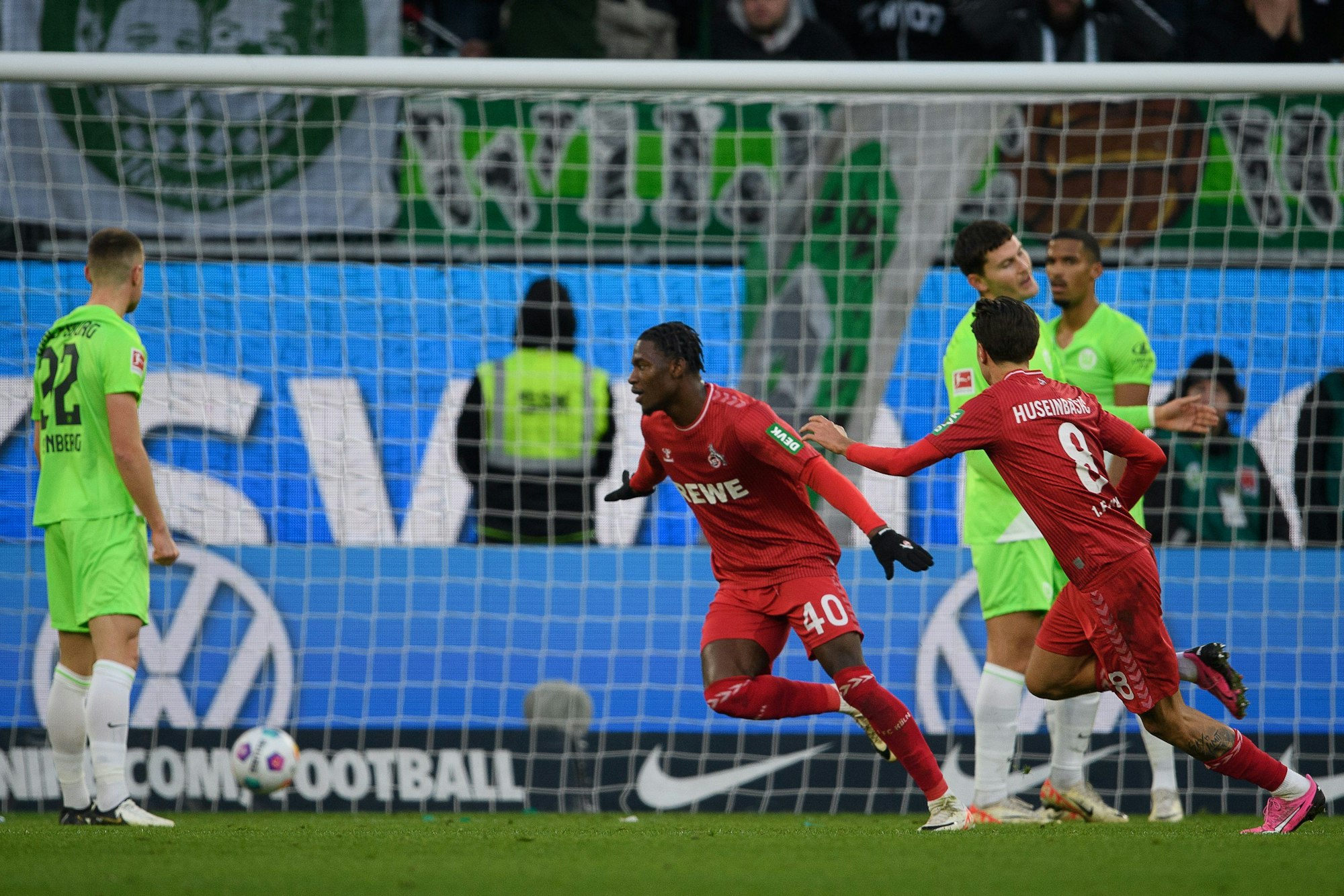 Kölns Faride Alidou (2.v.l.) dreht nach seinem Kopfballtor zum Jubel ab.