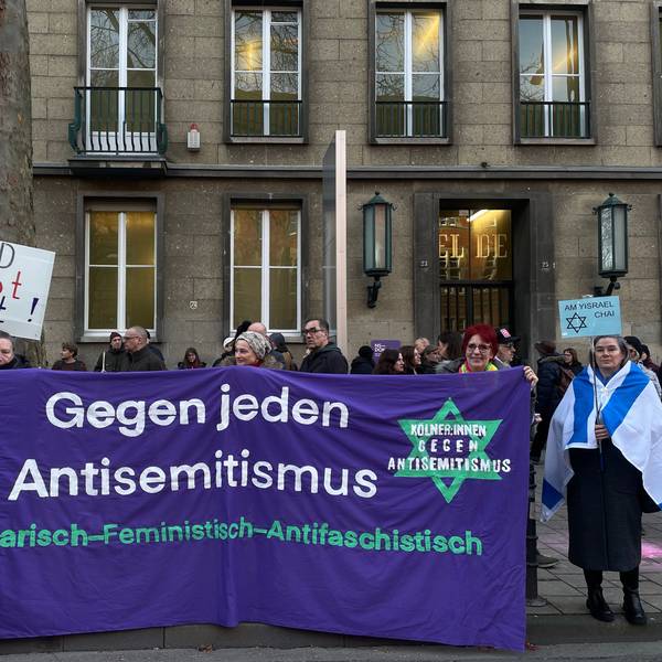 Vor dem NS-Dokumentationszentrum in Köln demonstrierten am Samstag (27. Januar) rund 250 Personen gegen Judenhass.