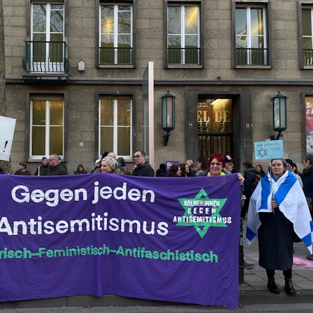Vor dem NS-Dokumentationszentrum in Köln demonstrierten am Samstag (27. Januar) rund 250 Personen gegen Judenhass.