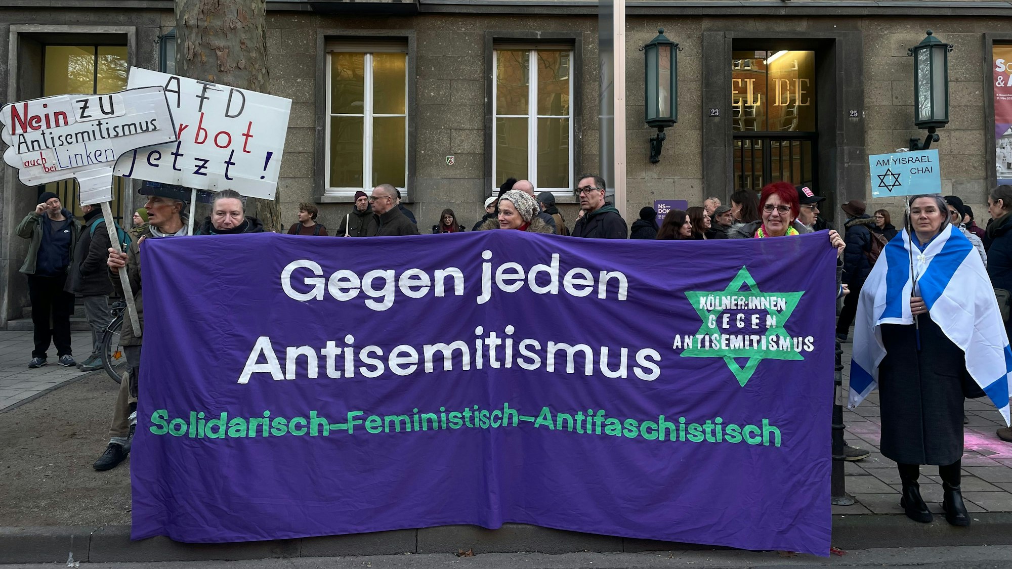 Vor dem NS-Dokumentationszentrum in Köln demonstrierten am Samstag (27. Januar) rund 250 Personen gegen Judenhass.