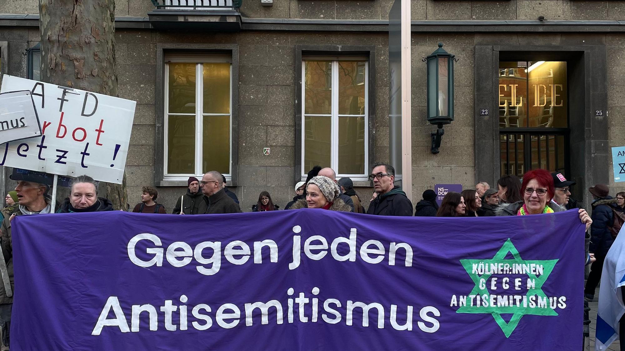 Demo gegen Antisemitismus vor dem Kölner NS-Dokumentationszentrum am 27. Januar