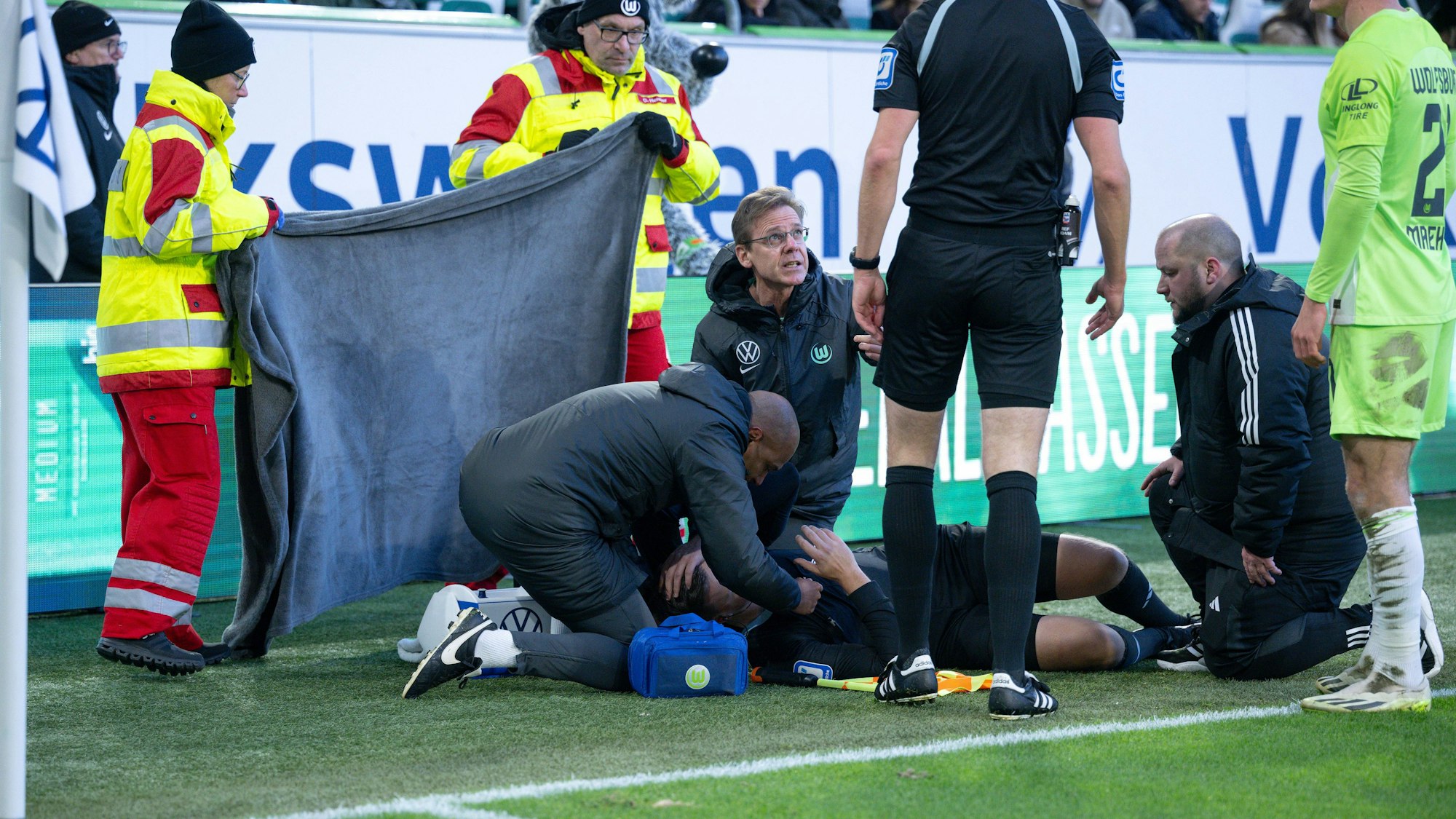 Der Linienrichter Thorben Siewer musste an der Seitenlinie behandelt werden.