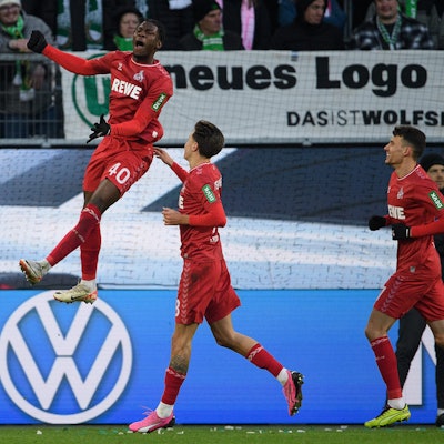 Kölns Faride Alidou (l) jubelt nach seinem Tor zum 0:1.