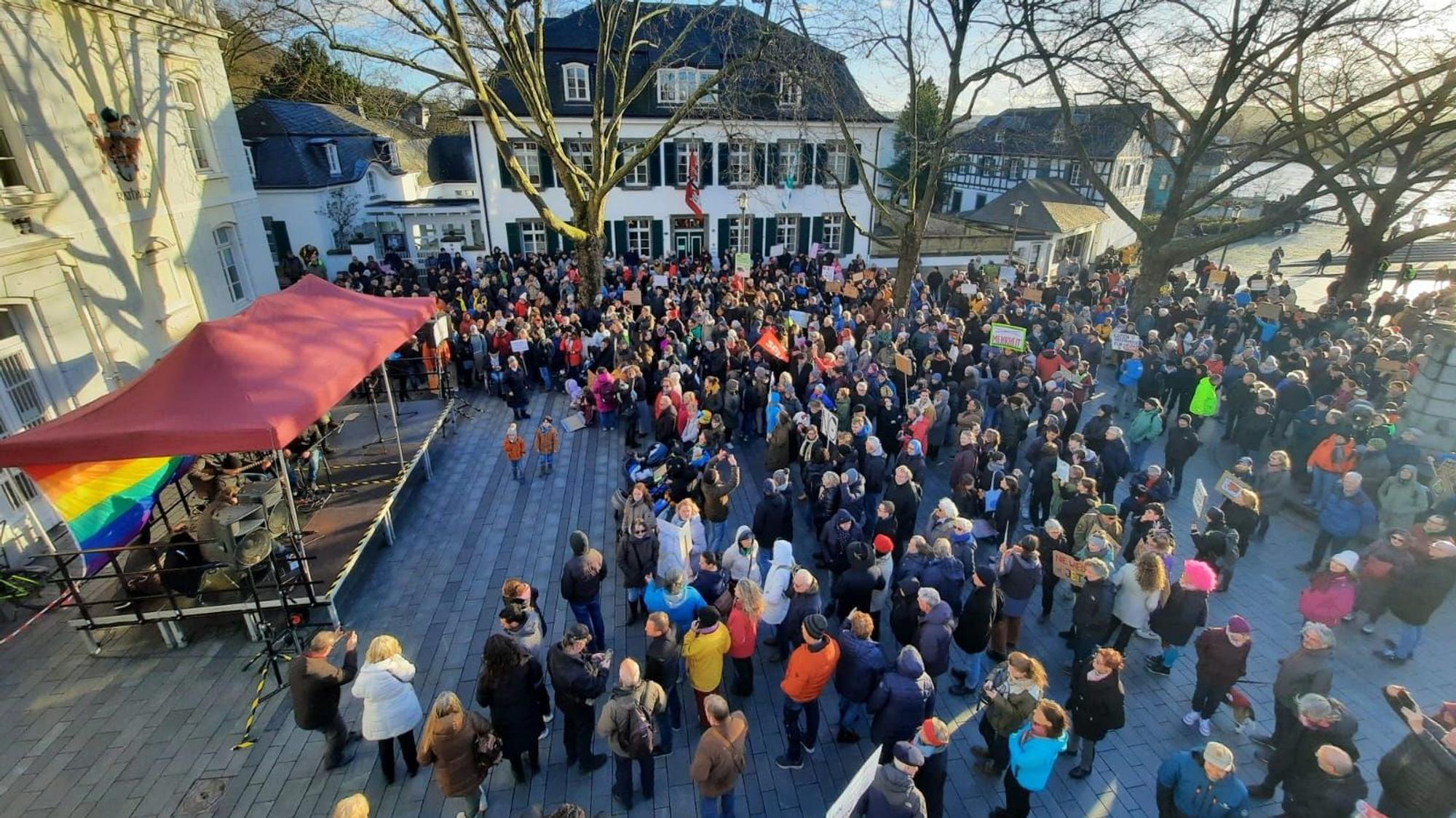 Zur Demonstration gegen Rechtsextremismus und die AfD kamen am Freitag rund 800 Menschen in Königswinter zusammen.