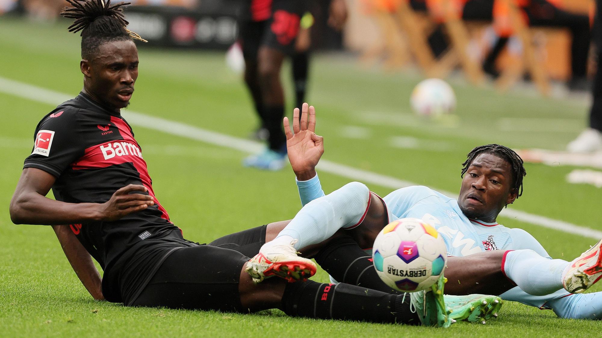 Spielte zuletzt gegen Leverksuen von Beginn an: Faride Alidou mit Bayer-Verteidiger Kossounou im Zweikampf um den Ball.