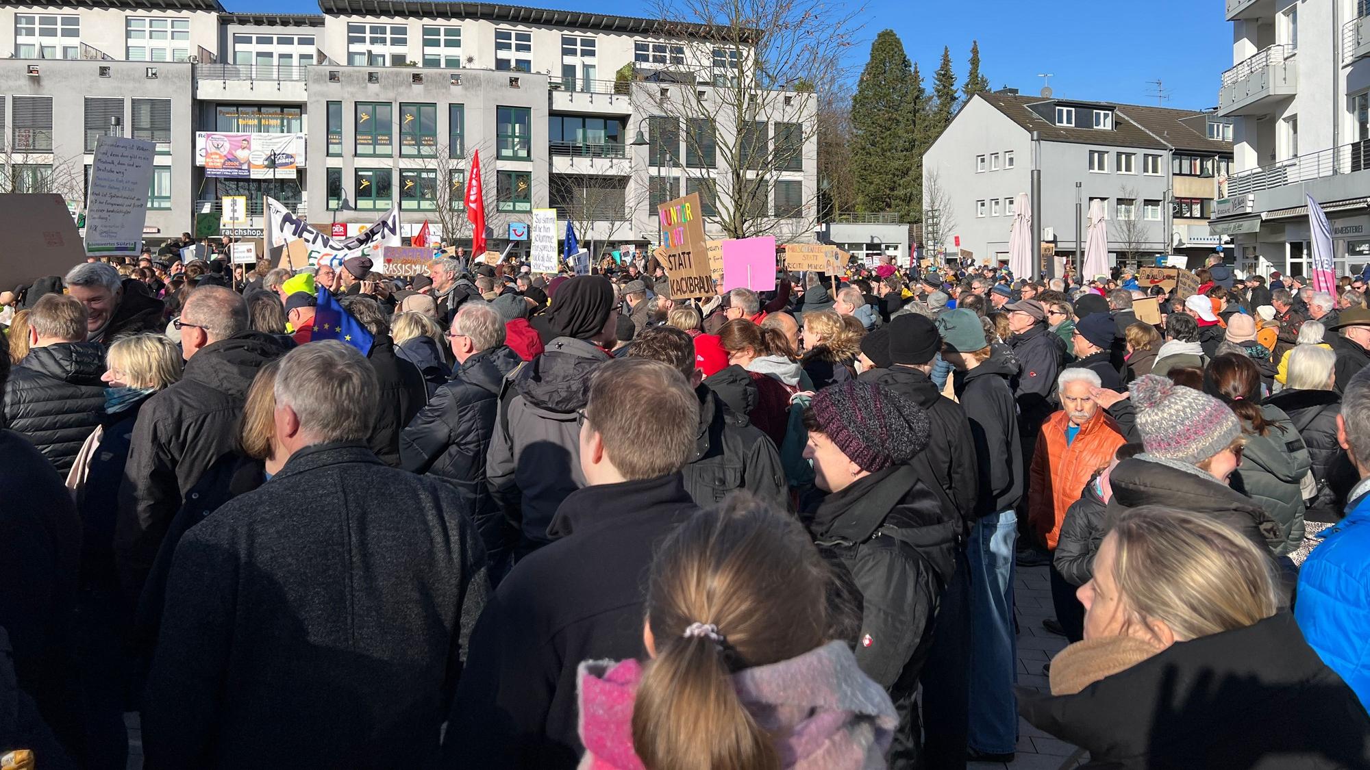 3500 Menschen nahmen am Protestzug am Samstag (27. Januar) in Rösrath teil.