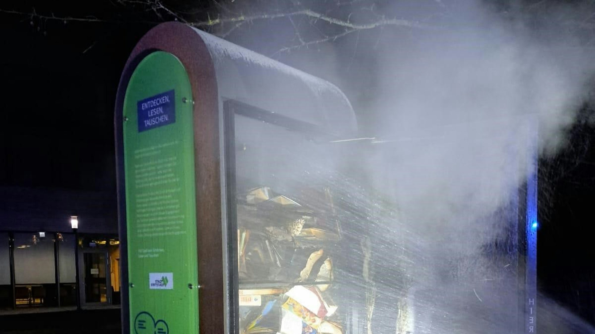 In Erftstadt-Lechenich hat in der Nacht zu Samstag, 27. Januar 2024, ein Bücherschrank gebrannt.