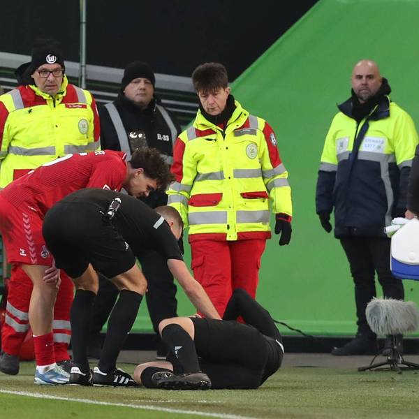 Linienrichter Thorben Siewer musste verletzt ausgewechselt werden, Referee Sören Storks und Max Finkgräfe stheen bei ihm.