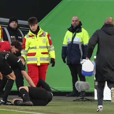 Linienrichter Thorben Siewer musste verletzt ausgewechselt werden, Referee Sören Storks und Max Finkgräfe stheen bei ihm.