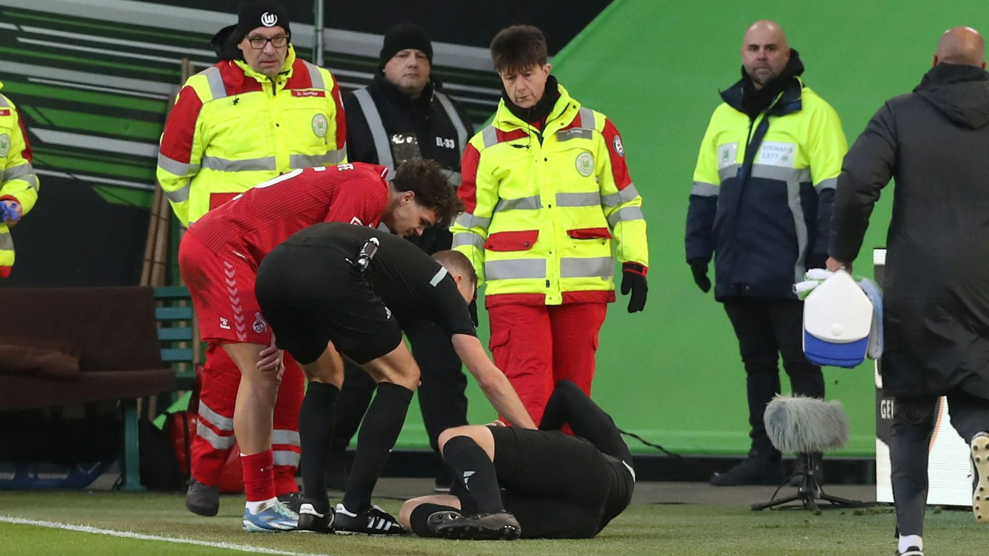 Linienrichter Thorben Siewer musste verletzt ausgewechselt werden, Referee Sören Storks und Max Finkgräfe stheen bei ihm.