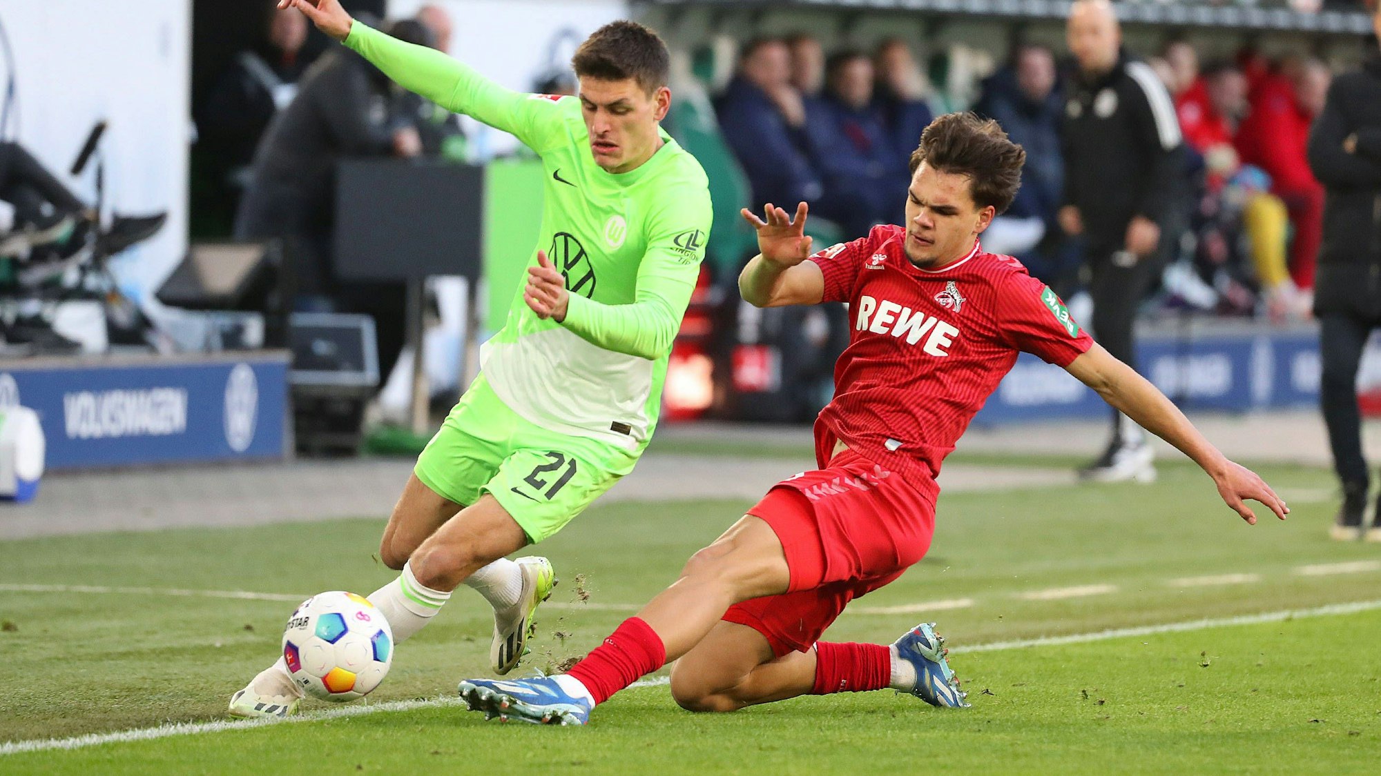 Kölns Max Finkgräfe bei einer Grätsche gegen Wolfsburgs Joakim Maehle.