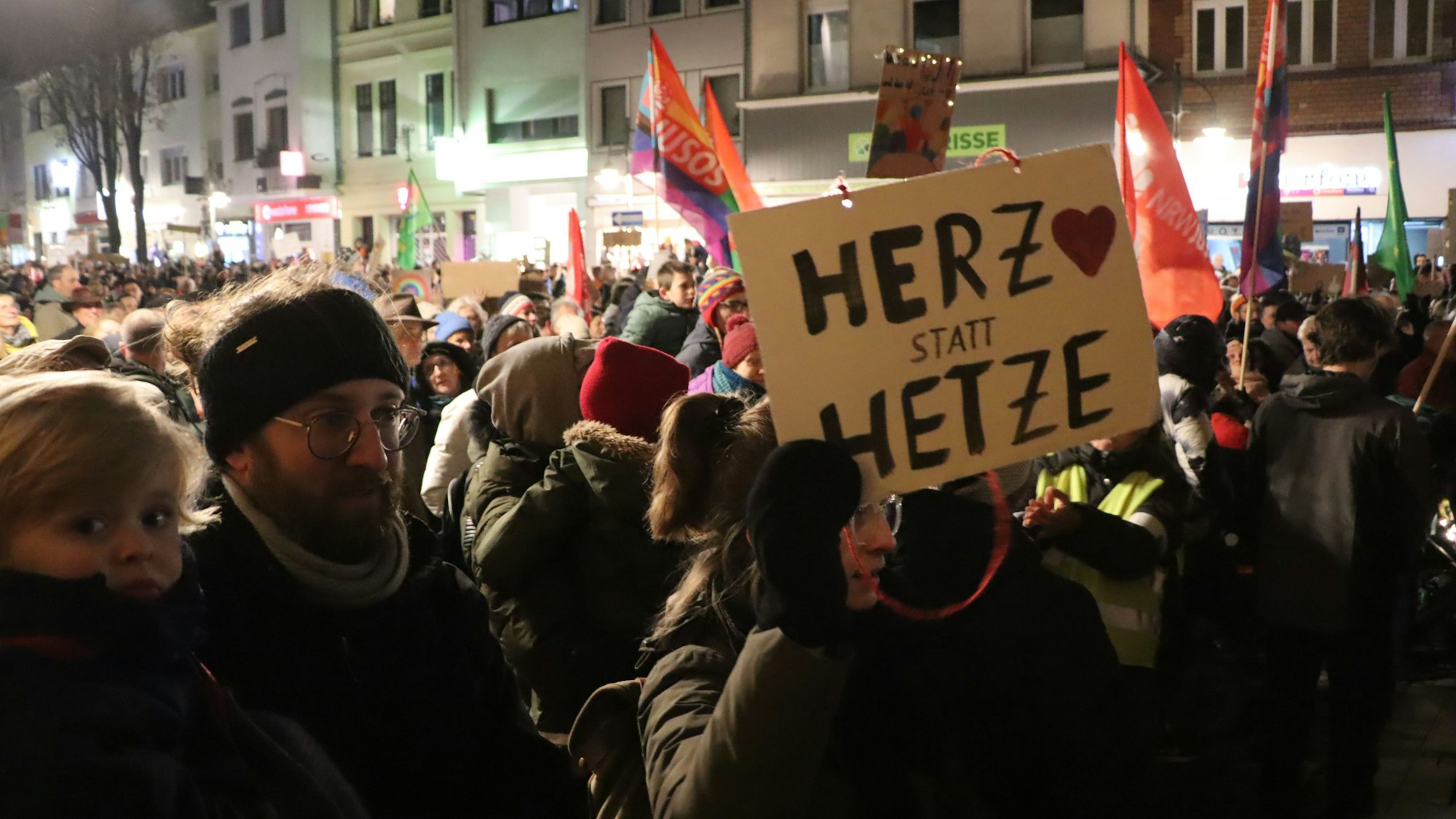 Foto von Menschenmenge in Brühl, Plakat im Vordergrund: Herz statt Hetze