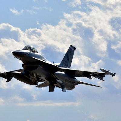 Ein F-16-Kampfjet des US-Militärs wird kurz nach dem Start am Himmel fotografiert.