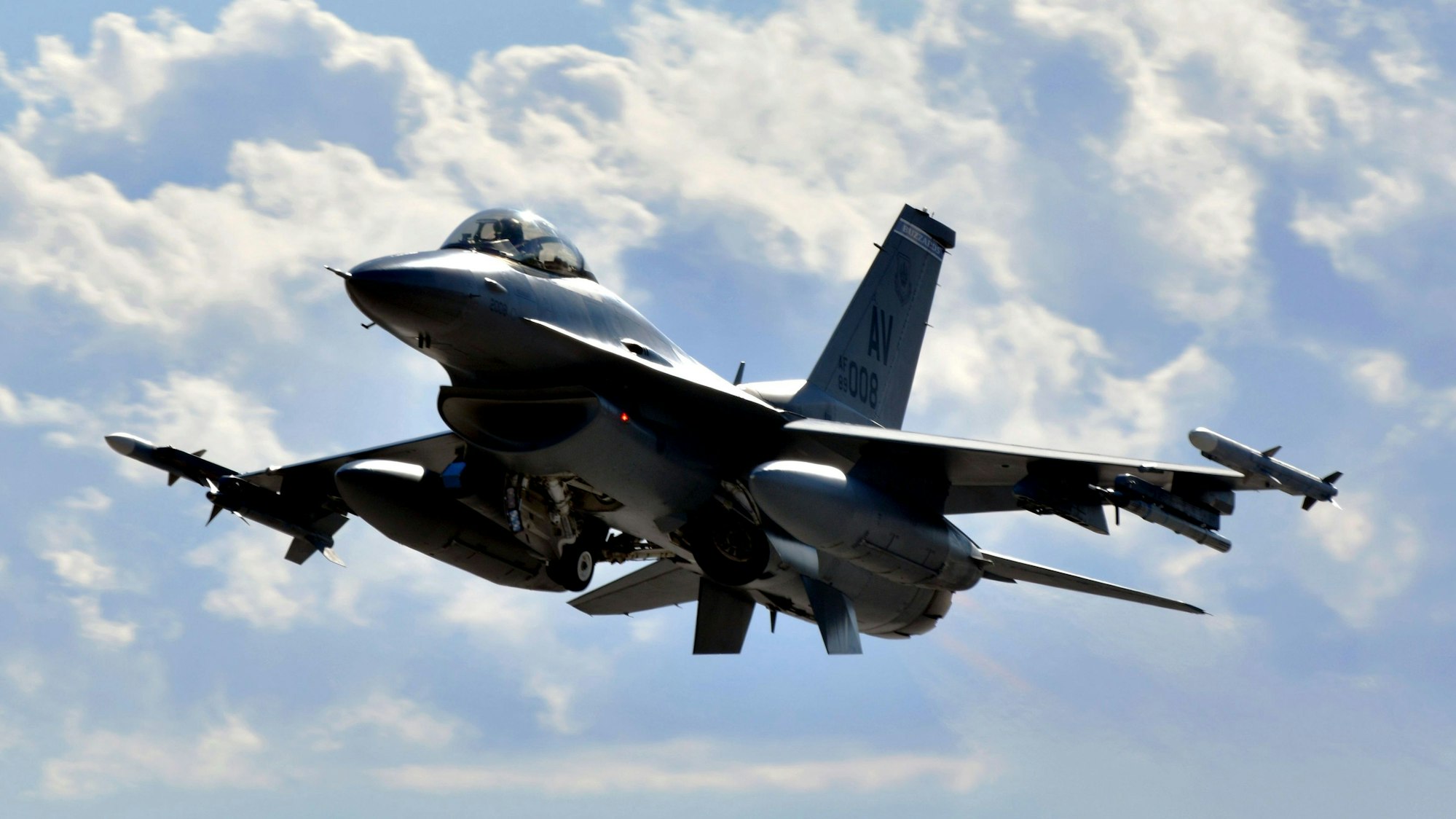 Ein F-16-Kampfjet des US-Militärs wird kurz nach dem Start am Himmel fotografiert.