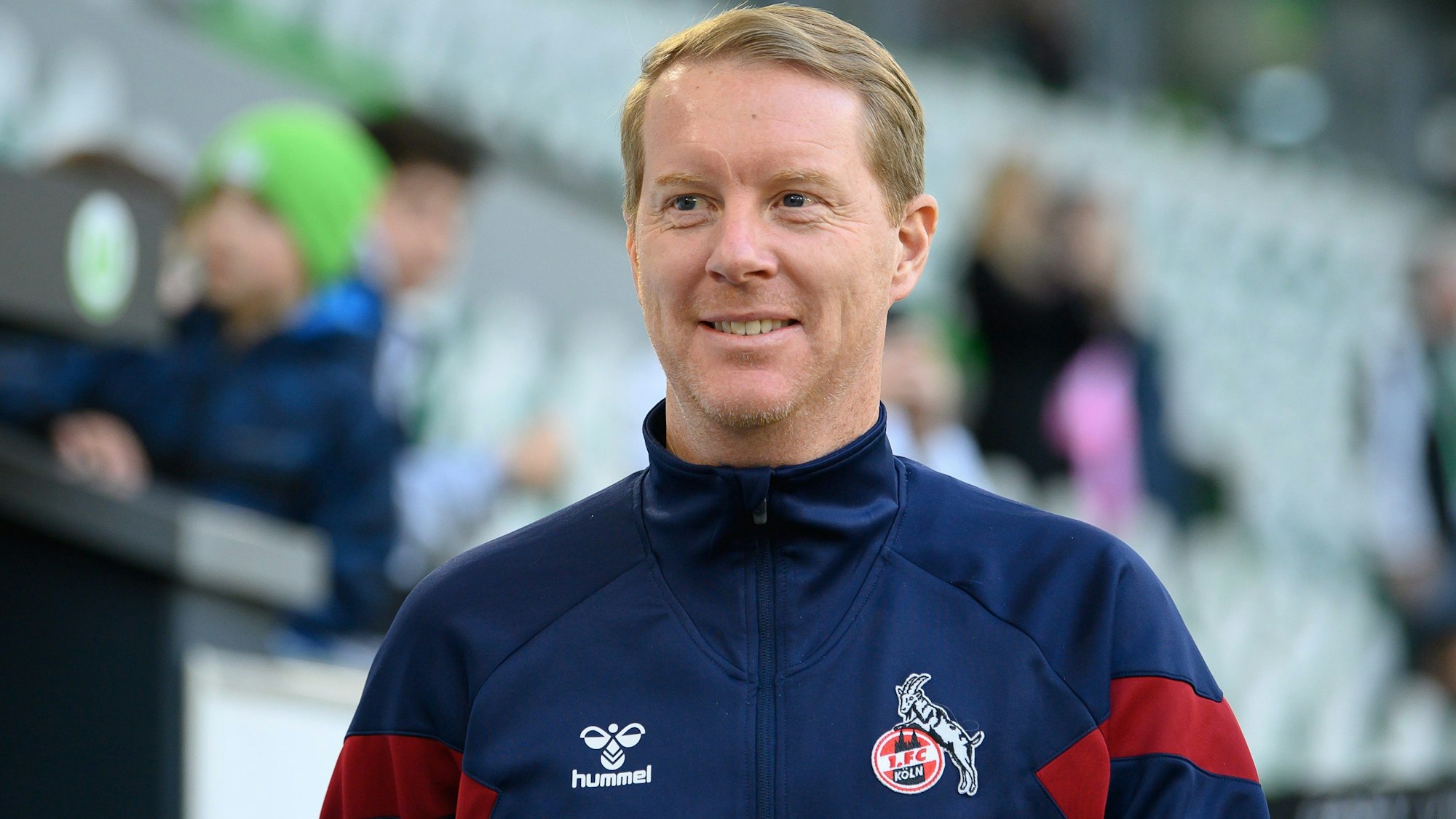 Kölns Trainer Timo Schultz steht vor dem Spiel im Stadion.