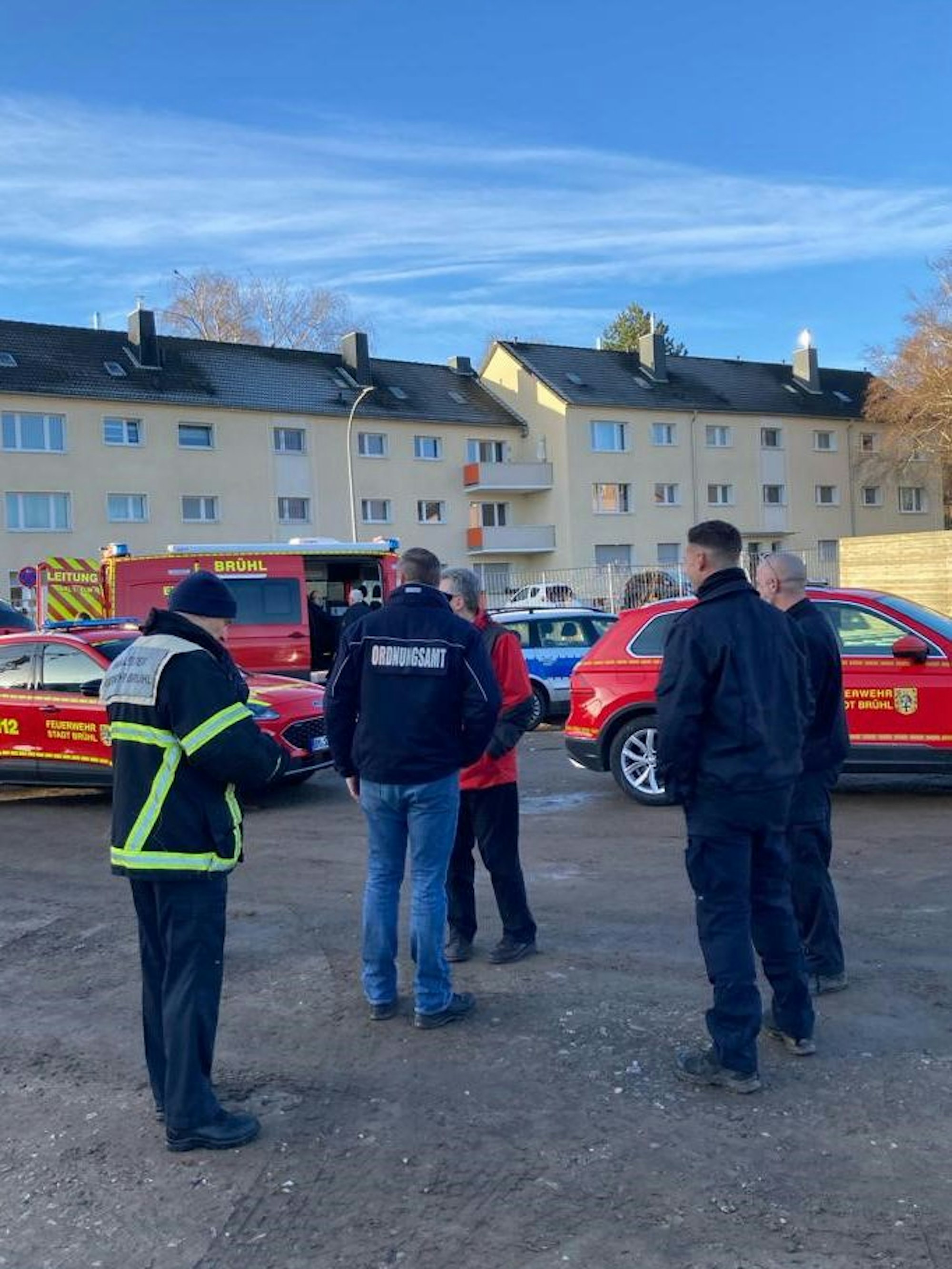 Das Bild zeigt Mitarbeiter vom Ordnungsamt und der Feuerwehr an der Einsatzstelle.