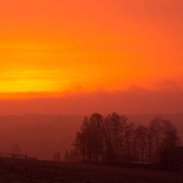 Der Himmel über Deutschland ist durch eine große Wolke an Saharastaub orange und rot gefärbt. (Archivbild)