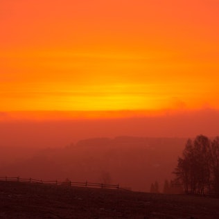 Der Himmel über Deutschland ist durch eine große Wolke an Saharastaub orange und rot gefärbt. (Archivbild)