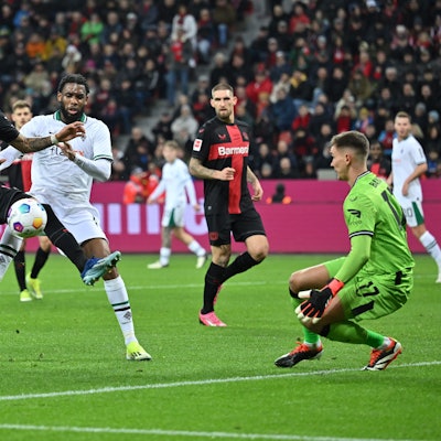 Leverkusens Piero Hincapie (l) und Mönchengladbachs Jordan in Aktion vor Leverkusens Torhüter Matej Kovar (r).