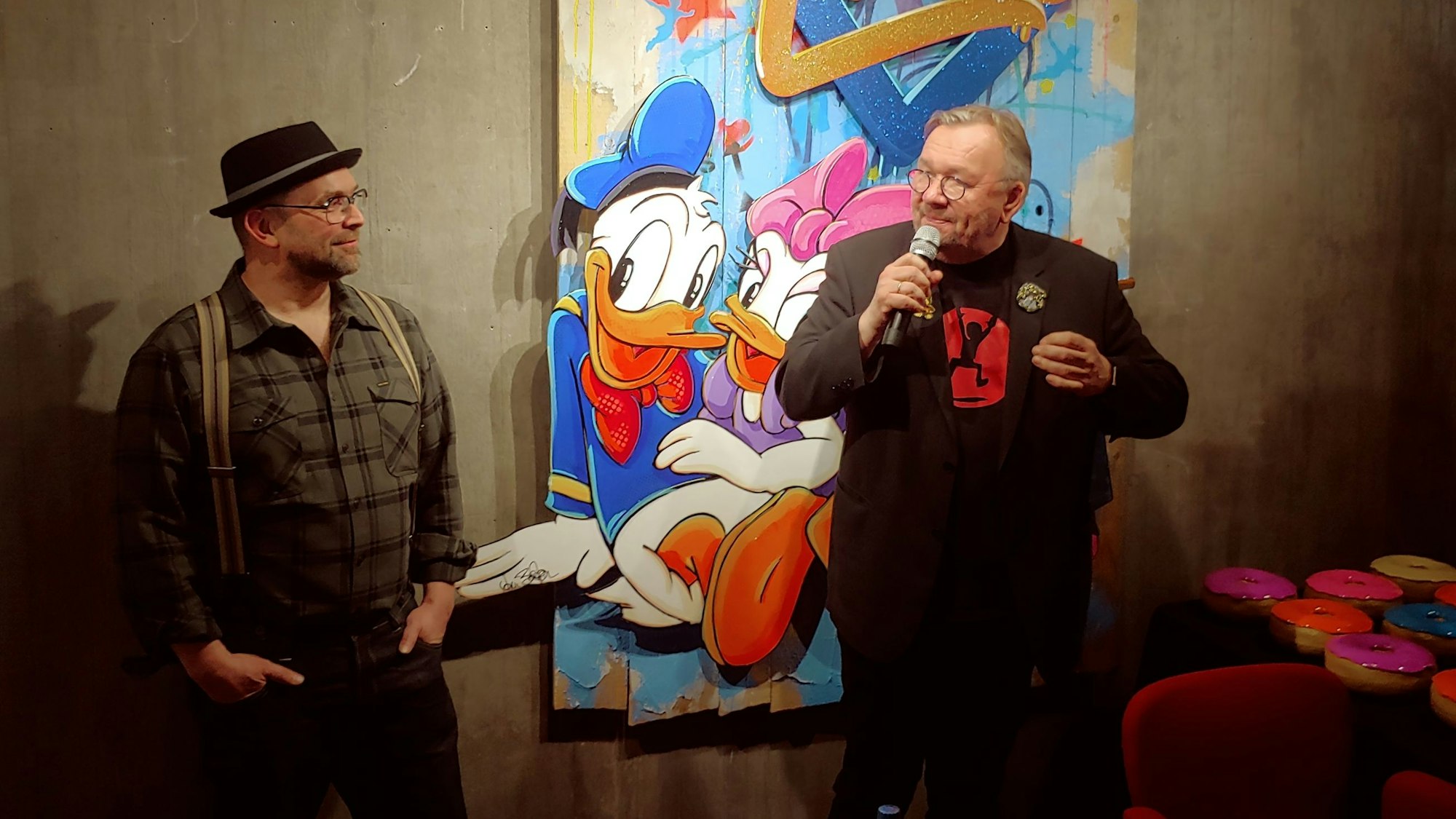 Künstler Tom Boston (l.) und Kabarettist Bernd Stelter am Freitagabend bei der Eröffnung in der Galerie Mensing