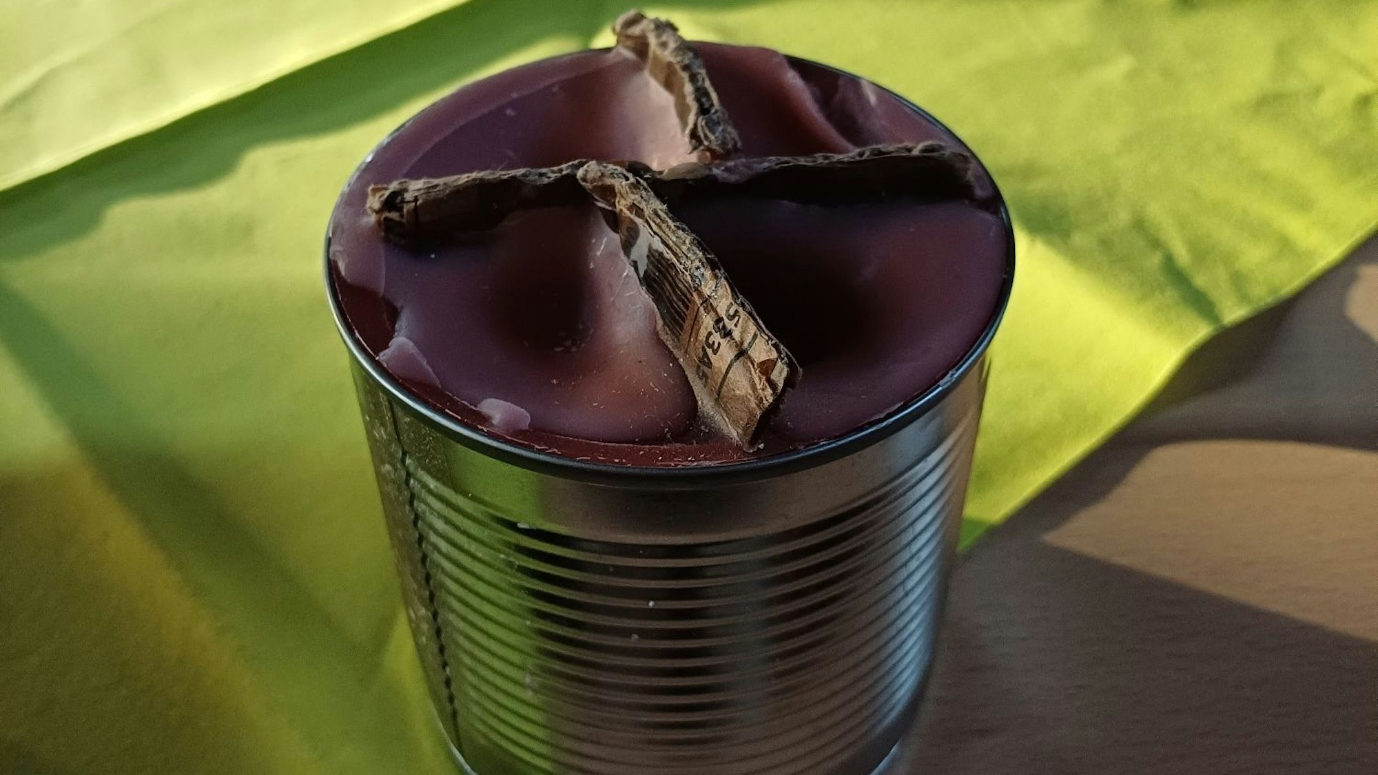 Ukrainische Frauen stellen aus Kerzenresten, Pappe und Konservendosen Büchsenkerzen her.