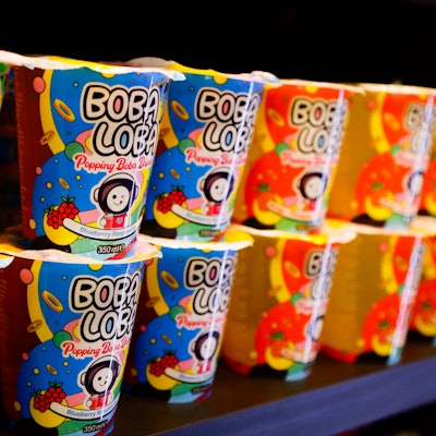 „Boba Loba“ präsentiert auf der ISM ein Süßgetränk mit Kügelchen, die im Mund zerplatzen. Es soll an Bubble Tea errinnern.