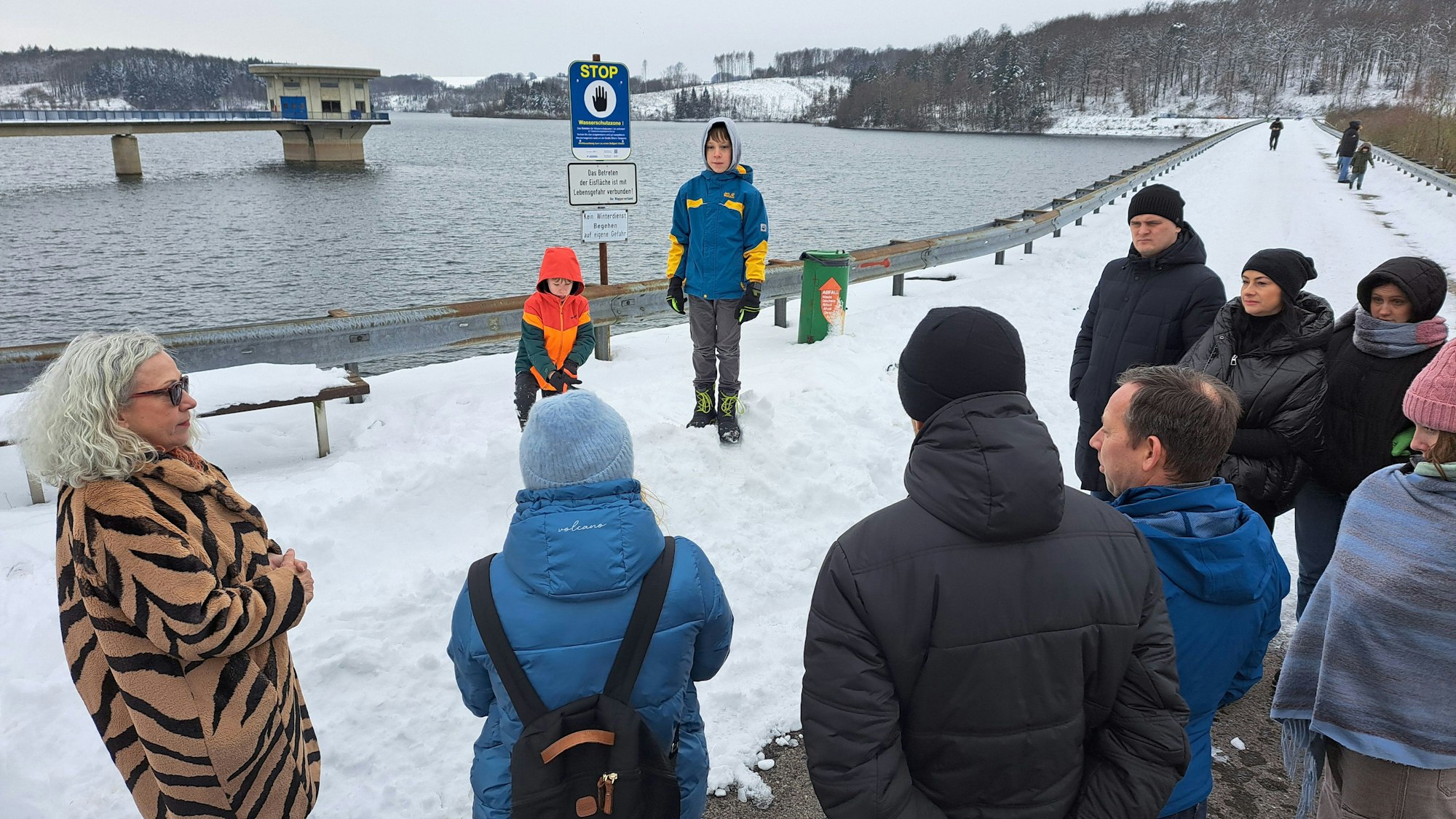 Menschen stehen auf dem Staudamm der Großen Dhünn-Talsperre.