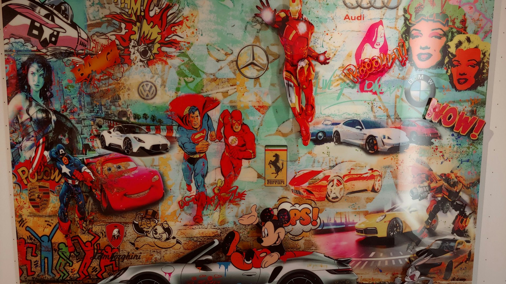 Hier ist viel zu sehen: Wonder Woman, Superman, Mickie Maus, Marilyn Monroe – um nur ein paar Referenzen zu nennen.