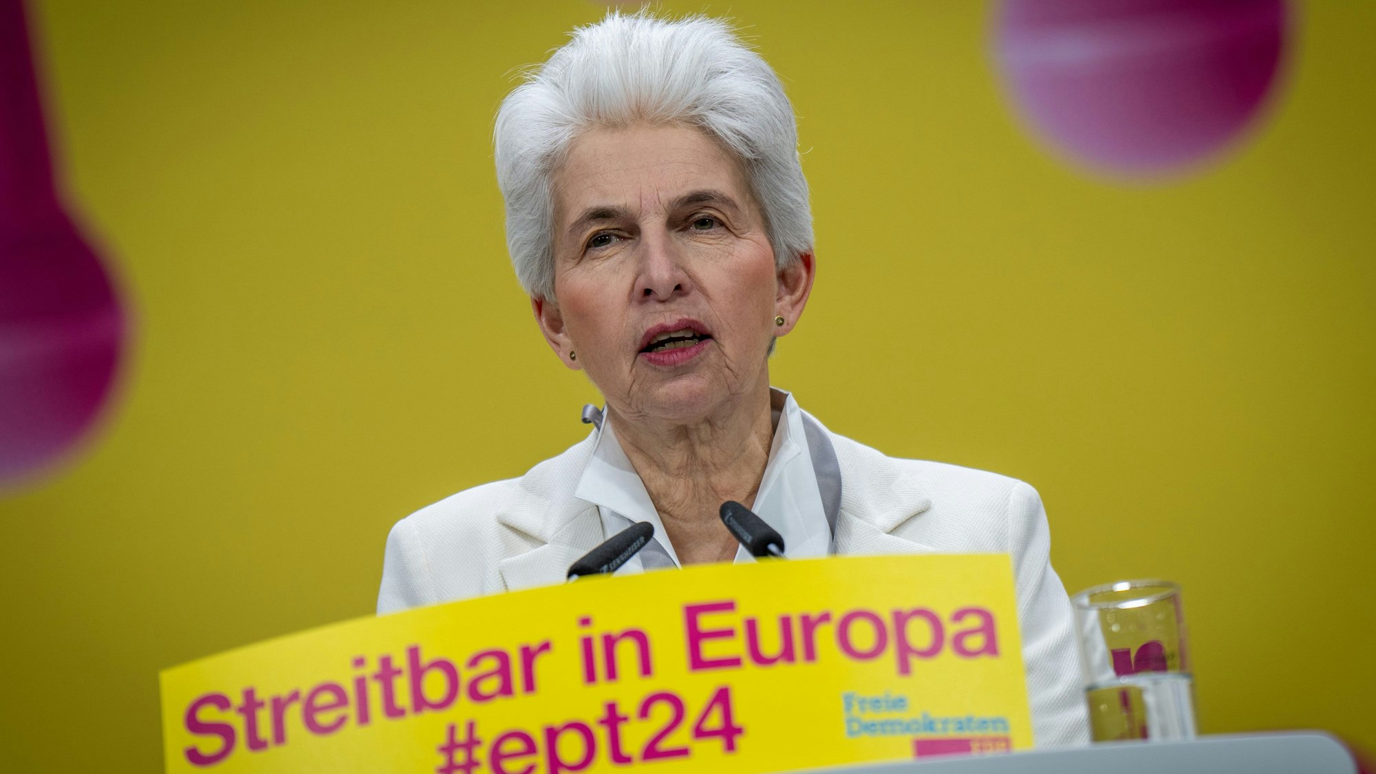 Marie-Agnes Strack-Zimmermann, (FDP), spricht bei ihrer Bewerbungsrede beim Europaparteitag der Liberalen.