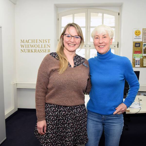 Verana Kahl und Martina Kalkum stehen nebeneinander im Büro des Rathauses in Wiehl.