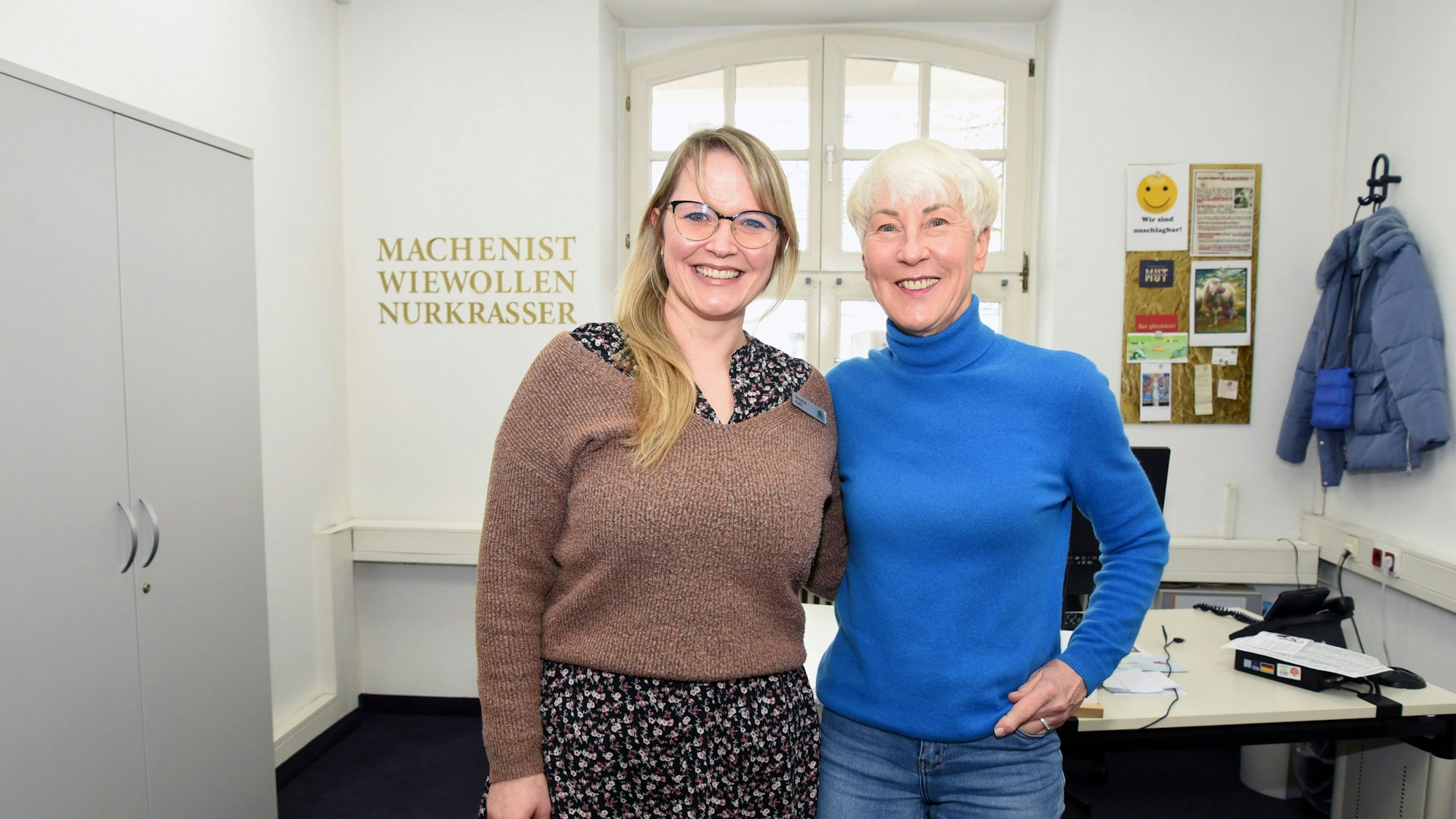 Verana Kahl und Martina Kalkum stehen nebeneinander im Büro des Rathauses in Wiehl.