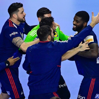 Die französischen Handballer freuen sich in Köln über den Titelgewinn.