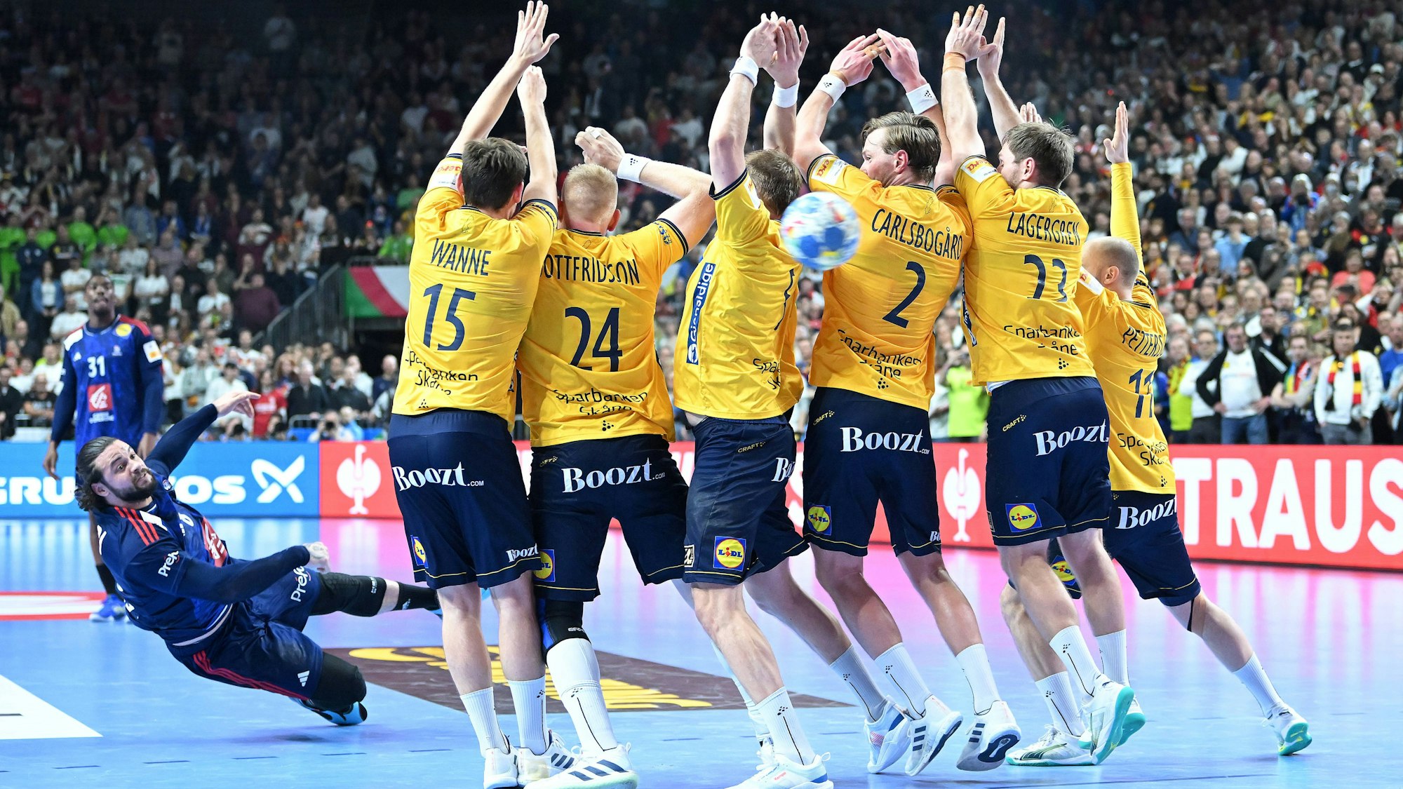 Unglaublich: Der Wurf von Elohim Prandi findet an der schwedischen Maier vorbei noch den Weg ins Tor.