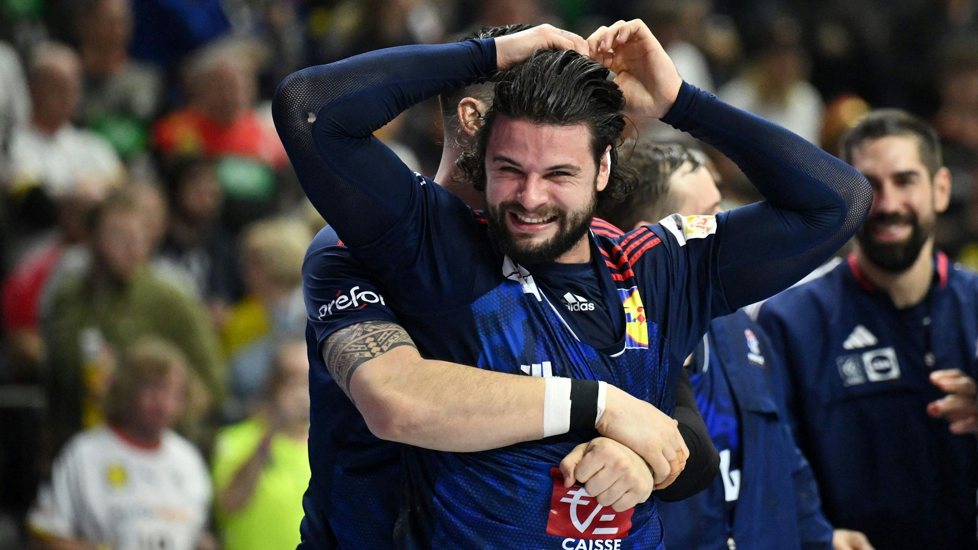 Tatsächlich, der Ball war drin: Elohim Prandi wird gefeiert.