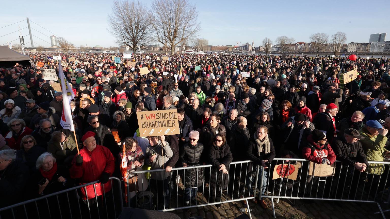 Düsseldorf: Teilnehmer der Demonstration unter dem Motto „Gegen die AfD - Wir schweigen nicht. Wir schauen nicht weg. Wir handeln!“ stehen am 27. Januar auf den Oberkasseler Rheinwiesen.+