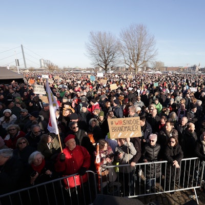 Düsseldorf: Teilnehmer der Demonstration unter dem Motto „Gegen die AfD - Wir schweigen nicht. Wir schauen nicht weg. Wir handeln!“ stehen am 27. Januar auf den Oberkasseler Rheinwiesen.+