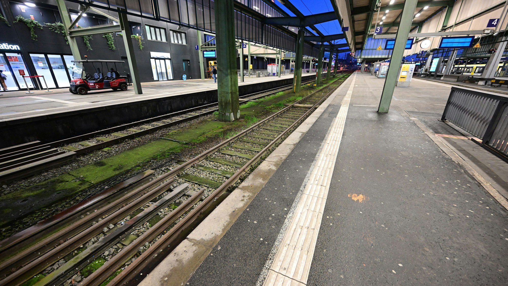 Leere Bahnsteige sind auf dem Hauptbahnhof in Stuttgart zu sehen. )Symbolbild)