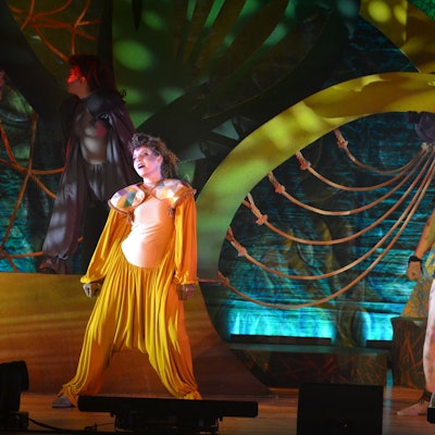 Das Bild zeigt zwei als Tarzan und Tee verkleidete Schauspieler auf einer bunt dekorierten Bühne.